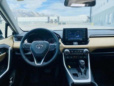 Used 2021 Toyota RAV4 XLE w/ Convenience Package image 12