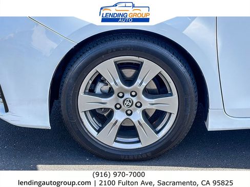 Used 2018 Toyota Sienna SE image 9