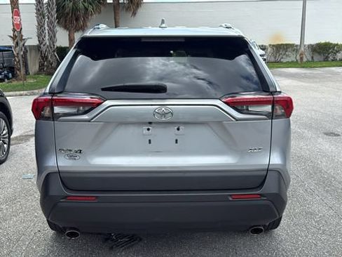 Used 2022 Toyota RAV4 XLE Premium FWD image 5