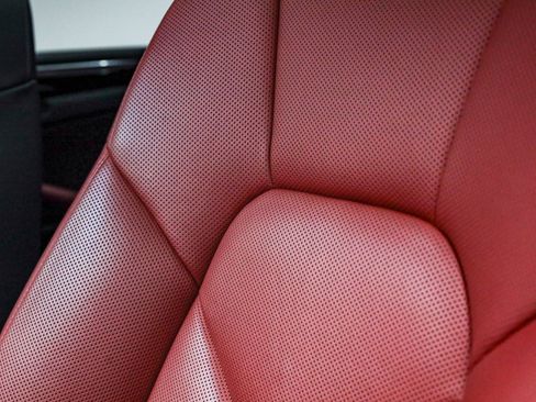 Used 2025 Porsche Macan image 26