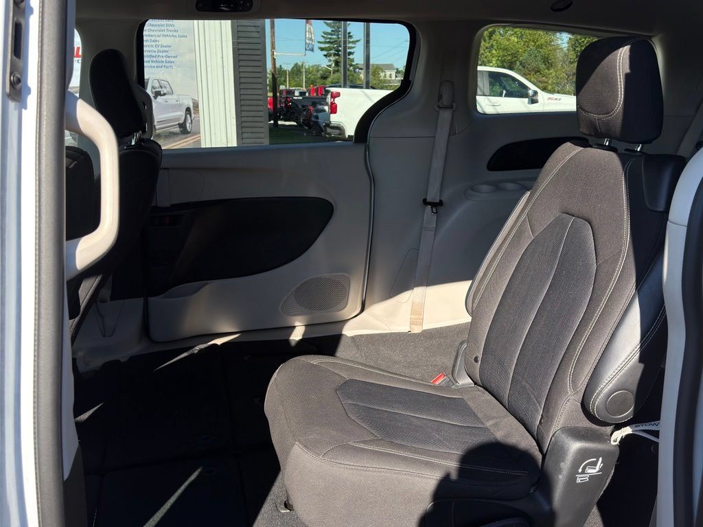 Used 2024 Chrysler Voyager LX FWD image 10