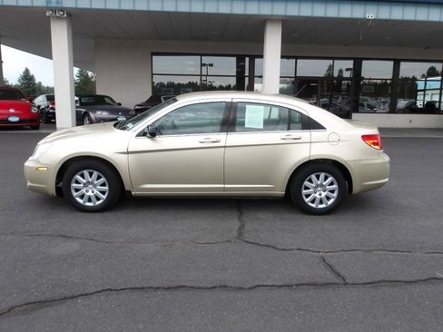 Used 2010 Chrysler Sebring Touring FWD image 2