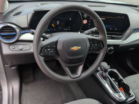 Used 2025 Chevrolet Trax LT FWD image 4