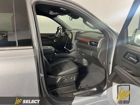 Used 2025 GMC Yukon Denali AWD/4WD image 15