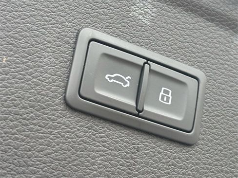 Used 2023 Audi Q5 2.0T Premium w/ Convenience Package image 16