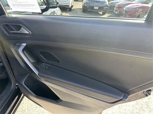 Used 2021 Volkswagen Tiguan SE image 39