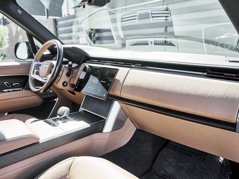 Used 2025 Land Rover Range Rover Long Wheelbase SE image 39