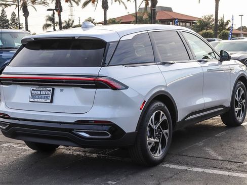 Used 2025 Lincoln Nautilus Premier w/ Equipment Group 102A image 8