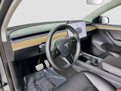 Used 2024 Tesla Model Y Performance AWD/4WD image 9