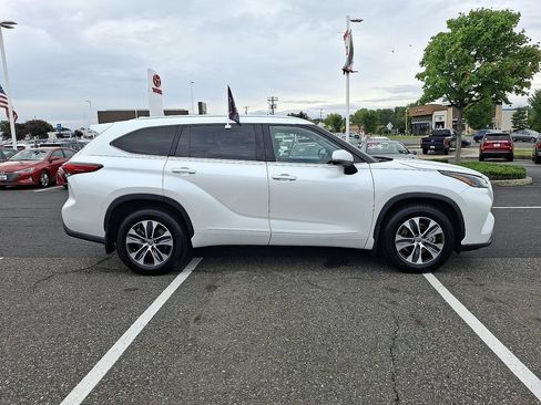 Used 2022 Toyota Highlander XLE AWD/4WD image 7