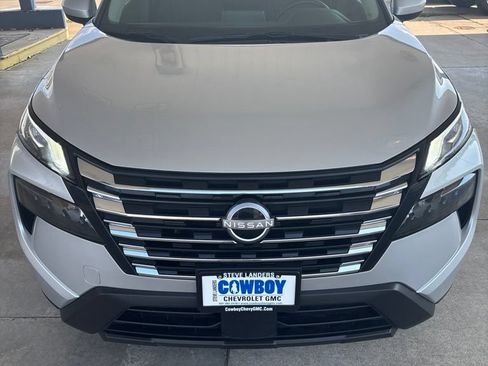 Used 2025 Nissan Rogue SV FWD image 2