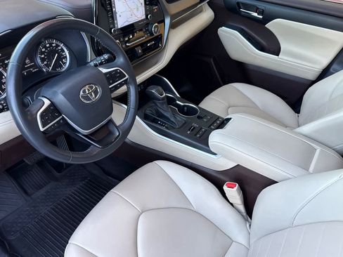 Used 2022 Toyota Highlander XLE AWD/4WD image 9