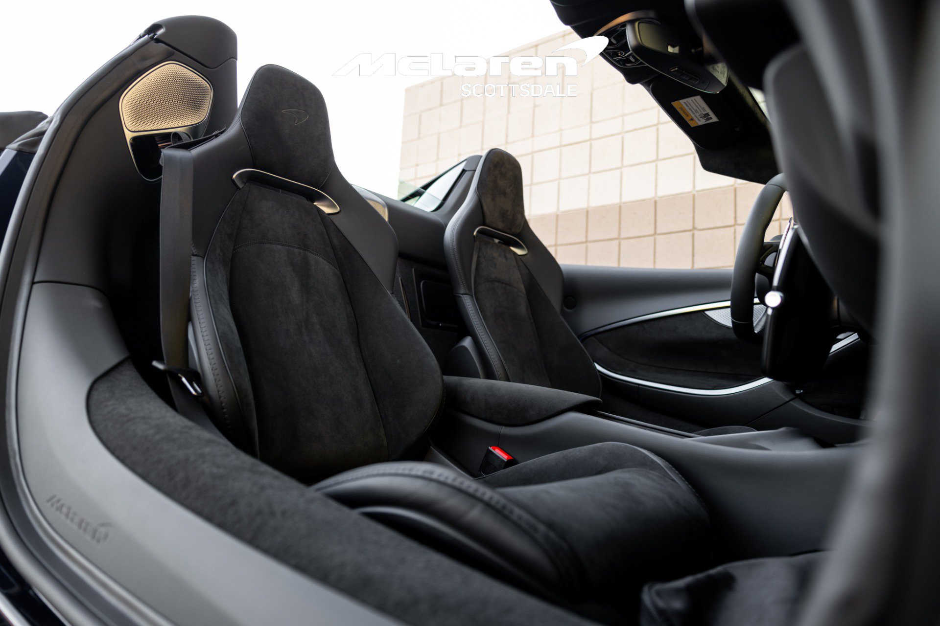Used 2025 McLaren Artura Spider RWD image 33
