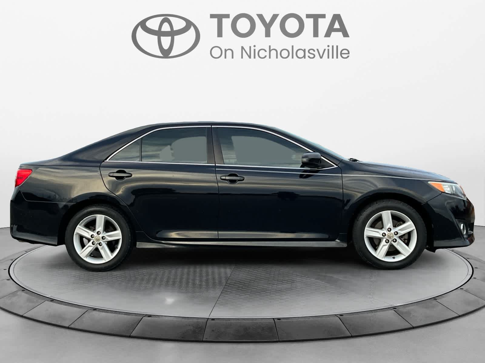 Used 2013 Toyota Camry SE w/ Leather Pkg FWD image 6