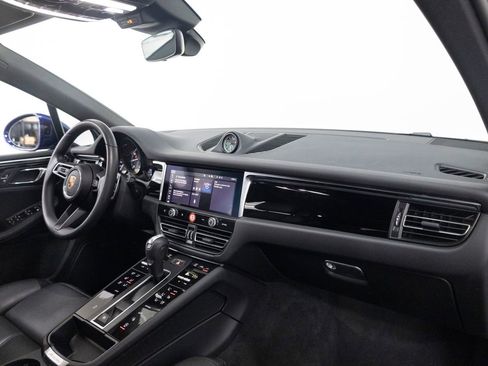 Certified 2025 Porsche Macan AWD/4WD image 33