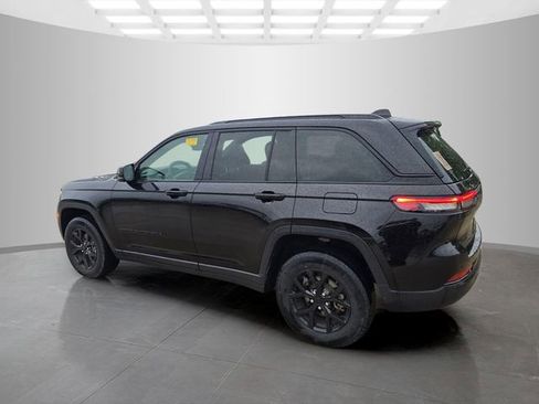 Used 2025 Jeep Grand Cherokee Altitude AWD/4WD image 7