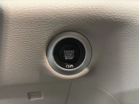 Used 2024 Chrysler Pacifica Limited FWD image 19