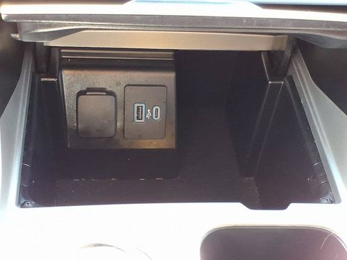 Used 2022 Ford Explorer XLT w/ Equipment Group 202A AWD/4WD image 18