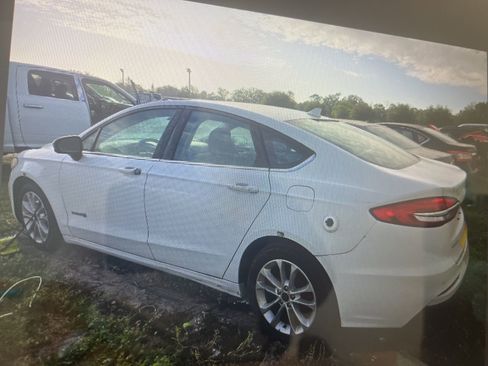 Used 2019 Ford Fusion SE FWD image 4