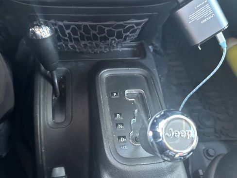 Used 2015 Jeep Wrangler Unlimited Rubicon AWD/4WD image 11