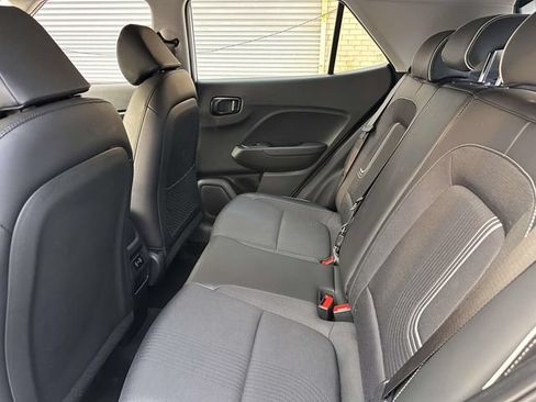 Used 2025 Hyundai Venue Limited FWD image 19