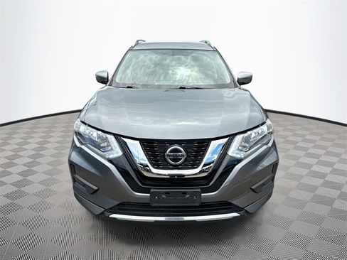 Used 2018 Nissan Rogue SV image 2