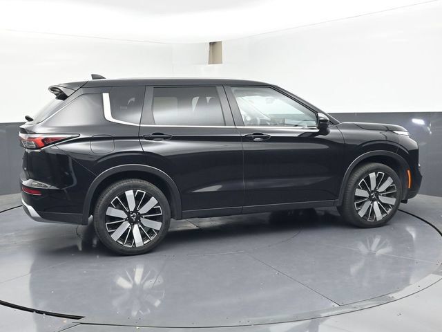 Used 2025 Mitsubishi Outlander SE FWD image 3