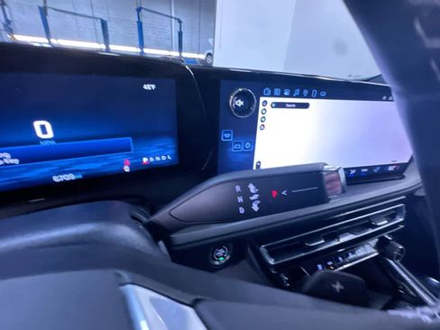 Used 2025 Chevrolet Traverse LT image 30