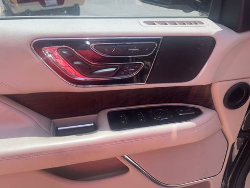Used 2019 Lincoln Navigator Select w/ Technology Package RWD image 12