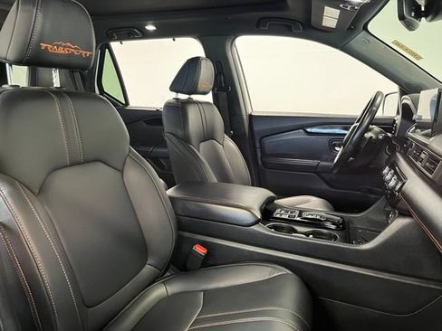 Used 2025 Honda Pilot TrailSport image 10