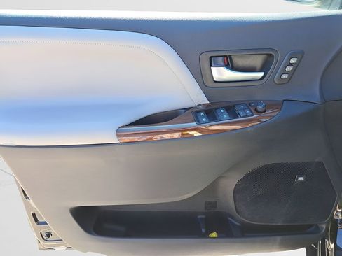 Used 2018 Toyota Sienna Limited Premium w/ Carpet Mat Package image 14