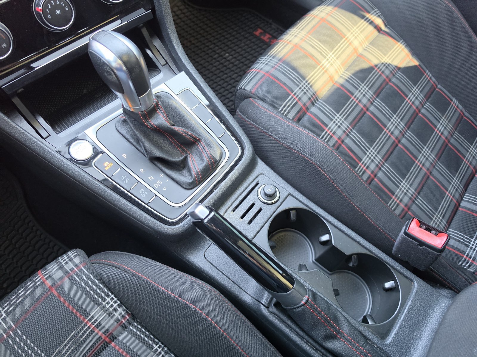 Used 2018 Volkswagen GTI SE FWD image 28