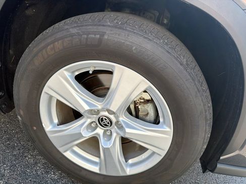 Used 2023 Toyota Highlander L FWD image 7