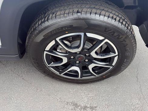 Used 2025 Jeep Compass Trailhawk AWD/4WD image 32