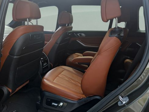 Used 2022 BMW X7 xDrive40i w/ M Sport Package AWD/4WD image 11
