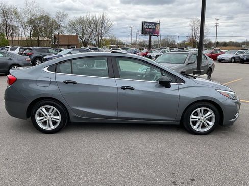 Used 2018 Chevrolet Cruze LT w/ Sun And Sound Package FWD image 9