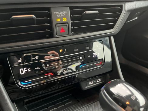 Used 2025 Volkswagen Jetta SE image 24