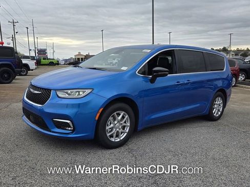 New 2026 Chrysler Pacifica Select image 3