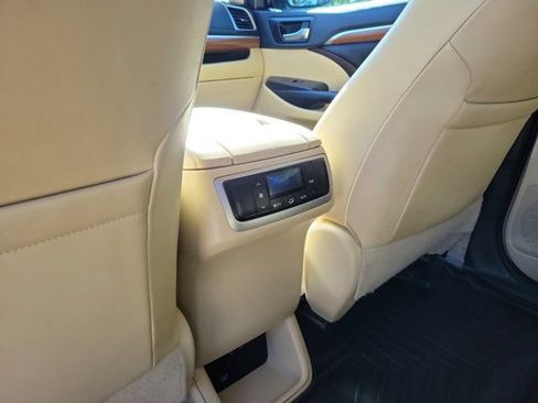 Used 2019 Toyota Highlander Limited FWD image 14