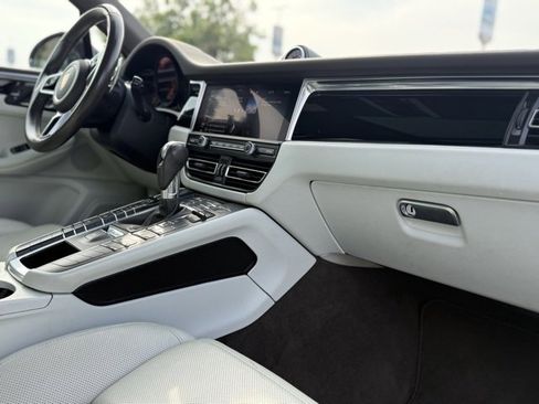 Used 2020 Porsche Macan image 20