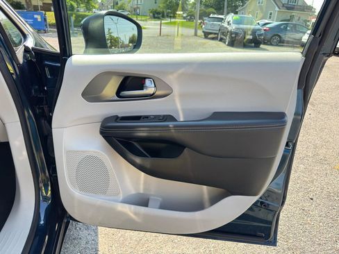 Used 2023 Chrysler Pacifica Touring-L FWD image 55