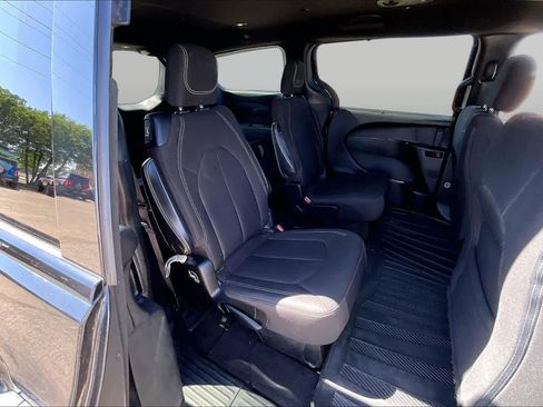 Used 2018 Chrysler Pacifica Touring Plus w/ S Appearance Package FWD image 18