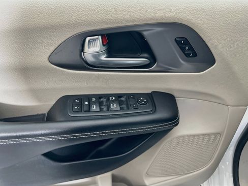Used 2024 Chrysler Pacifica Touring-L FWD image 15