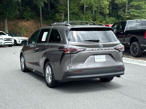Used 2024 Toyota Sienna XLE w/ XLE Plus Package FWD image 3
