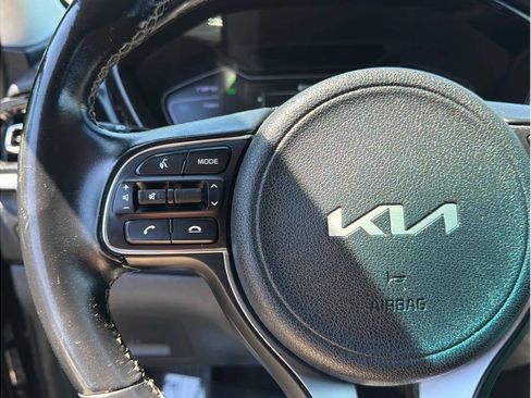Used 2022 Kia Niro EX FWD image 9