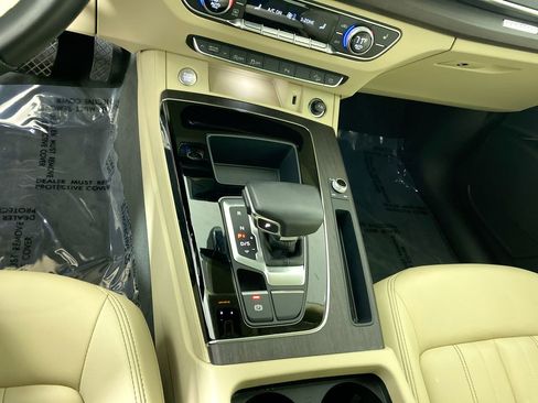 Used 2023 Audi Q5 Premium w/ Convenience Package image 16