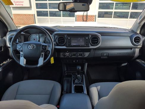 Used 2019 Toyota Tacoma SR5 AWD/4WD image 15