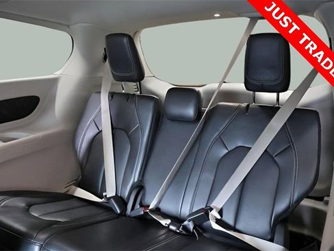 Used 2024 Chrysler Pacifica Touring-L image 20