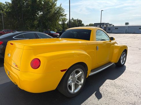 Used 2003 Chevrolet SSR w/ Preferred Equipment Group RWD image 3
