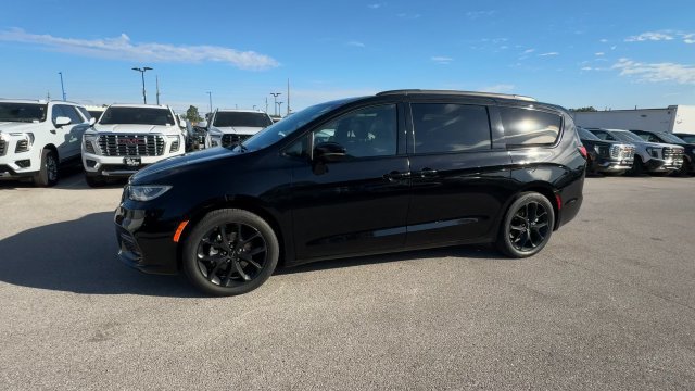 Used 2025 Chrysler Pacifica Limited FWD image 6